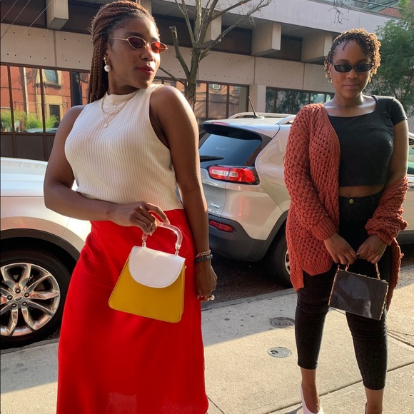 Meet your Poshers, MiMi and Bec - Picture 3 of 6